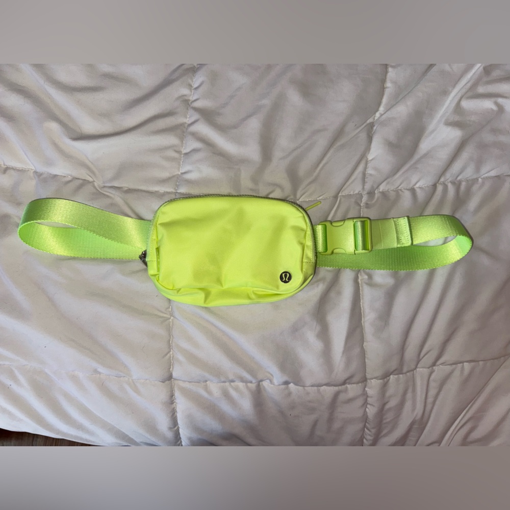 Lululemon Everywhere Belt Bag (Faded Zap)